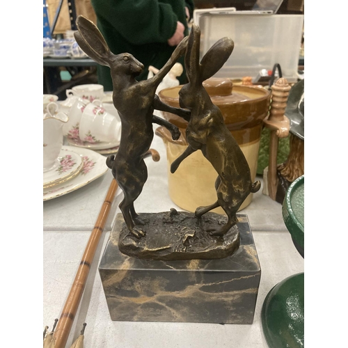 929 - A BRONZE BOXING HARES ON MARBLE BASE SIGNED