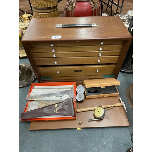 80 - A UNION ENGINEERS CHEST WITH FIVE GRADUATED DRAWERS AND TOOLS TO INCLUDE GAUGES, CALIPERS, HAMMER ET... 