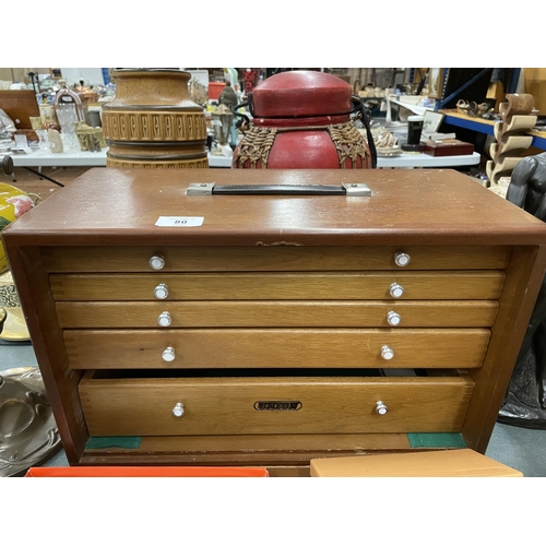 80 - A UNION ENGINEERS CHEST WITH FIVE GRADUATED DRAWERS AND TOOLS TO INCLUDE GAUGES, CALIPERS, HAMMER ET... 