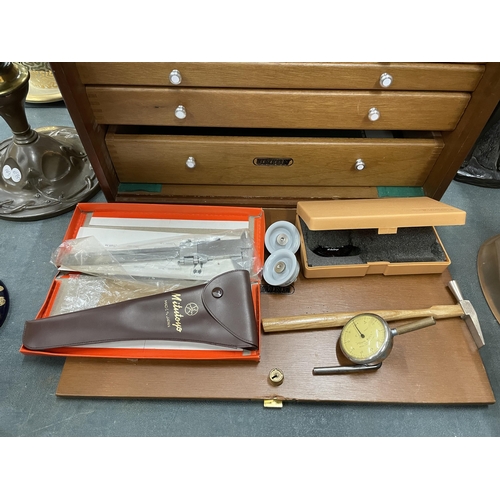 80 - A UNION ENGINEERS CHEST WITH FIVE GRADUATED DRAWERS AND TOOLS TO INCLUDE GAUGES, CALIPERS, HAMMER ET... 