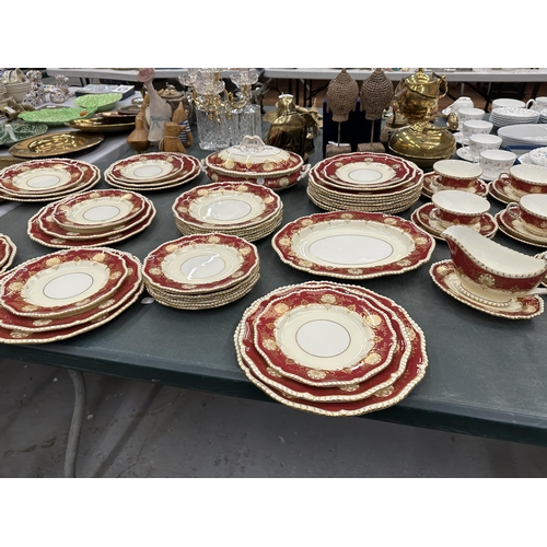 86 - AN EIGHTY EIGHT PIECE ROYAL WORCESTER HATFIELD RED DINNER SERVICE GOLD SHELLS AND LEAVES WITH A RED ... 