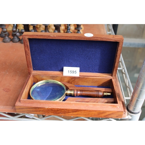 1595 - A VINTAGE WOODEN HANDLED BRASS MAGNIFYING GLASS WITH INLAID PRESENTATION BOX