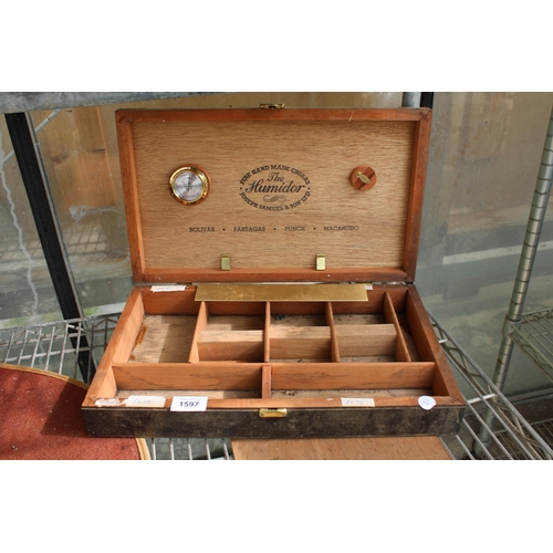 1597 - A VINTAGE 'THE HUMIDOR' LIDDED CIGAR BOX