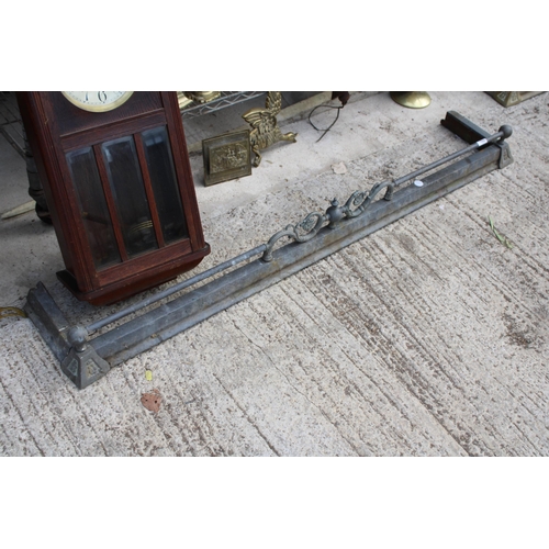 1605 - A DECORATIVE METAL FIRE FENDER