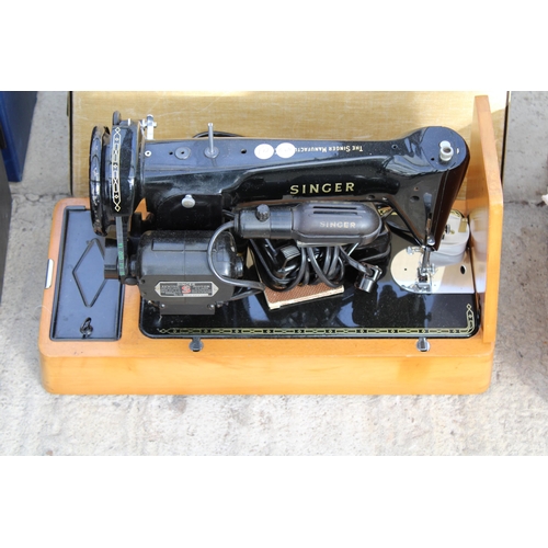 1810 - AN ELECTRIC SINGER SEWING MACHINE WITH FOOT PEDAL AND CARRY CASE, WORKING AT TIME OF CATALOGUING, NO... 