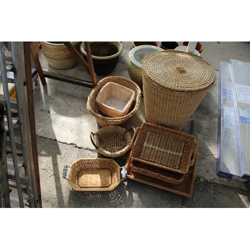 1864 - AN ASSORTMENT OF WICKER BASKETS TO INCLUDE A LAUNDRY BASKET, A TRUG AND TRAYS ETC