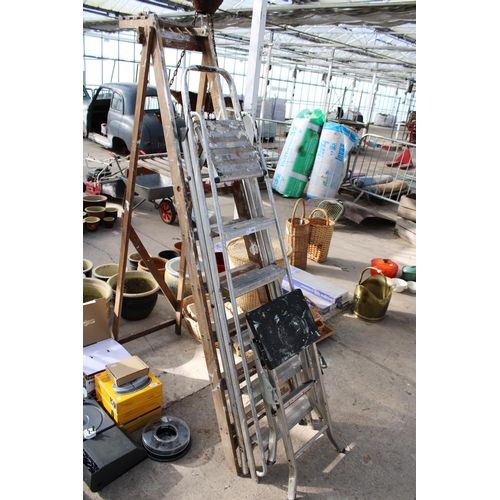 1865 - A VINTAGE WOODEN FIVE RUNG STEP LADDER, A FIVE RUNG ALUMINIUM STEP LADDER AND A FOLDING STEP STOOL