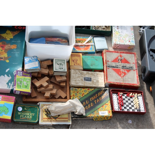 1867 - AN ASSORTMENT OF VINTAGE GAMES TO INCLUDE TRAVEL CHESS, PLAYING CARDS, HOUSING DRIVE AND COPPIT ETC