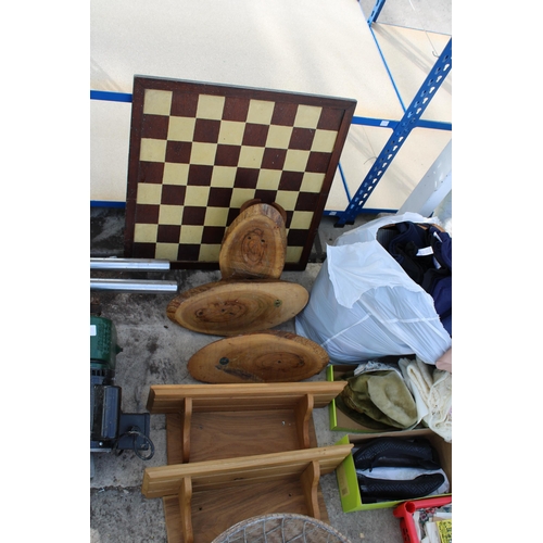 1874 - AN ASSORTMENT OF ITEMS TO INCLUDE WOODEN SHELVES, A CHESS BOARD AND ARTIFICIAL FLOWERS ETC