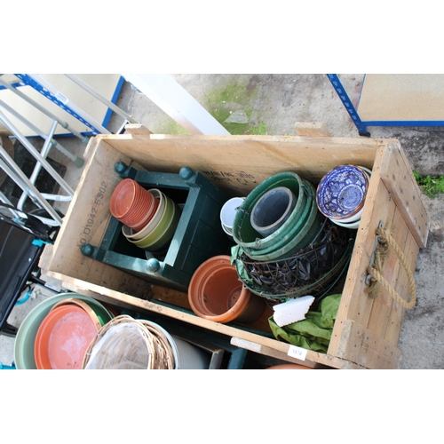 1876 - A LARGE WOODEN CRATE WITH ROPE HANDLES AND AN ASSORTMENT OF PLASTIC, WOODEN AND TERRACOTTA PLANT POT... 