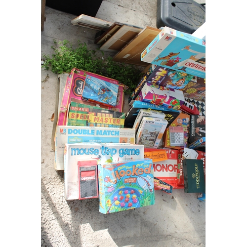 1885 - AN ASSORTMENT OF VINTAGE AND RETRO BOARD GAMES TO INCLUDE MOUSE TRAP, OPERATION AND MONOPOLY ETC