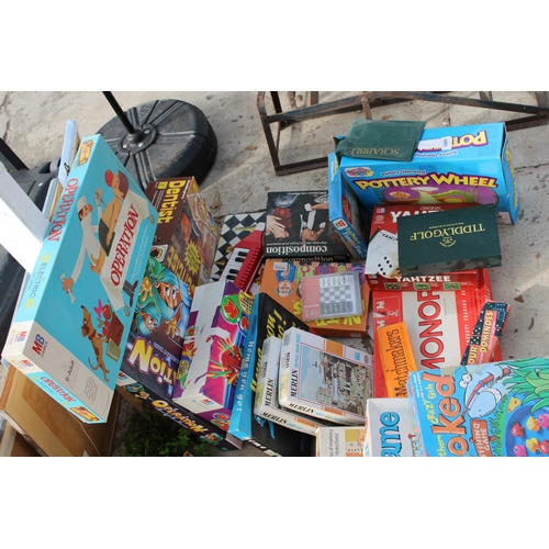 1885 - AN ASSORTMENT OF VINTAGE AND RETRO BOARD GAMES TO INCLUDE MOUSE TRAP, OPERATION AND MONOPOLY ETC