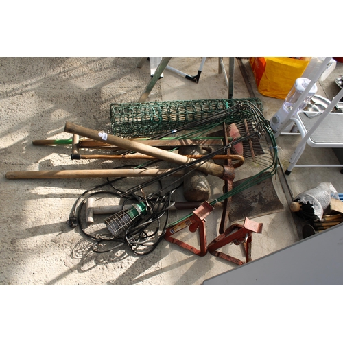 1889 - AN ASSORTMENT OF GARDEN TOOLS TO INCLUDE TWO SHOVELS, A LARGE RUBBER MALLET AND A PICK AXE ETC