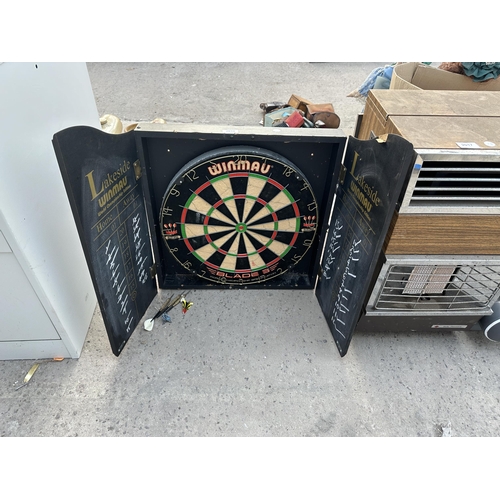 2018 - A WINMAU BLADE 3 DART BOARD AND CASE