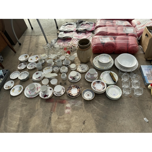 2046 - A LARGE ASSORTMENT OF CERAMICS AND GLASS WARE TO INCLUDE BOWLS, PLATES AND CUPS AND SAUCERS ETC