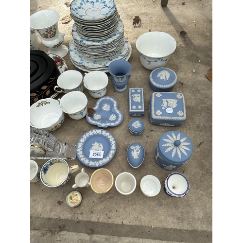 2053 - AN ASSORTMENT OF CERAMICS TO INCLUDE WEDGWOOD AND ANYSLEY ETC