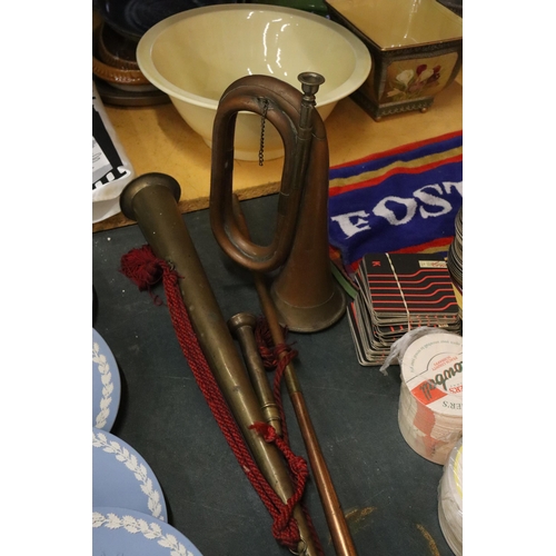 1000 - THREE VINTAGE COPPER HORNS TO INCLUDE A HUNTING HORN AND A BUGLE