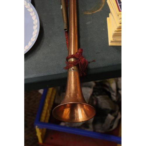 1000 - THREE VINTAGE COPPER HORNS TO INCLUDE A HUNTING HORN AND A BUGLE