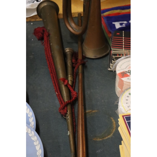 1000 - THREE VINTAGE COPPER HORNS TO INCLUDE A HUNTING HORN AND A BUGLE