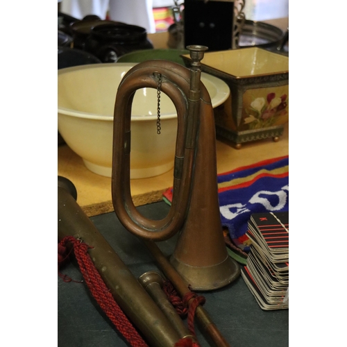 1000 - THREE VINTAGE COPPER HORNS TO INCLUDE A HUNTING HORN AND A BUGLE