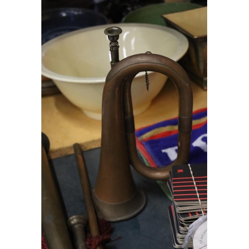 1000 - THREE VINTAGE COPPER HORNS TO INCLUDE A HUNTING HORN AND A BUGLE