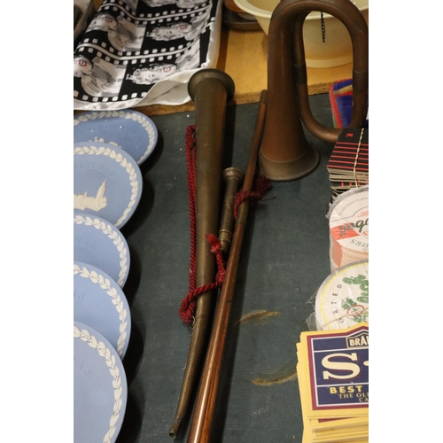 1000 - THREE VINTAGE COPPER HORNS TO INCLUDE A HUNTING HORN AND A BUGLE