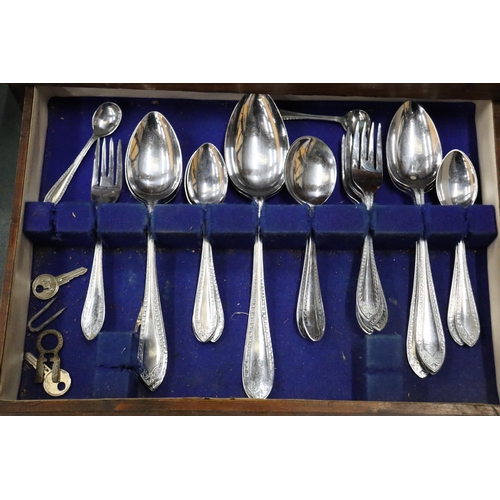 1005 - A VINTAGE CANTEEN OF CUTLERY IN A MAHOGANY CASE WITH BOTTOM DRAWER