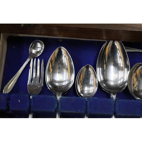 1005 - A VINTAGE CANTEEN OF CUTLERY IN A MAHOGANY CASE WITH BOTTOM DRAWER