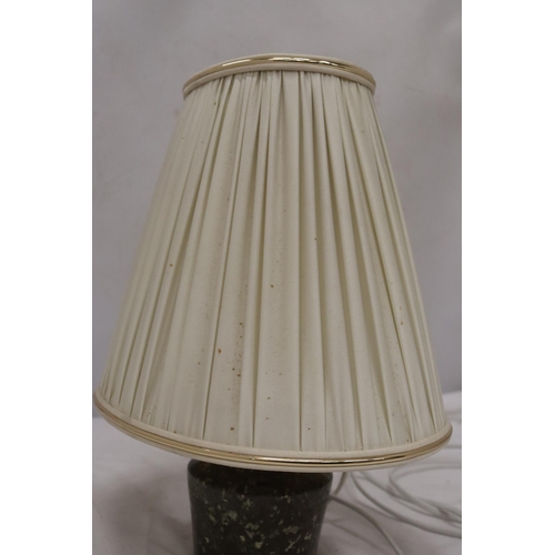 909 - A TABLE LAMP  HEIGHT 32CM BELIEVED TO BE MADE FROM CORNISH SERPENTINE FROM THE LIZARD PENINSULA