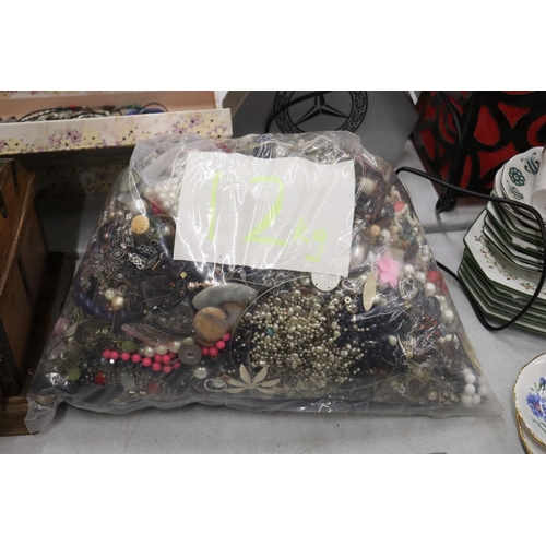 988 - A LARGE QUANTITY OF VINTAGE COSTUME JEWELLERY AND BEADS - 12 KG IN TOTAL