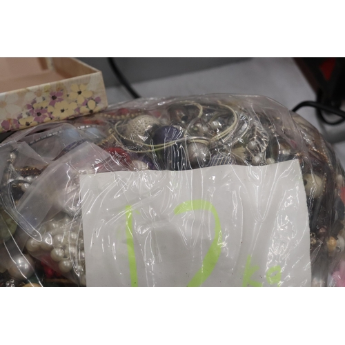 988 - A LARGE QUANTITY OF VINTAGE COSTUME JEWELLERY AND BEADS - 12 KG IN TOTAL