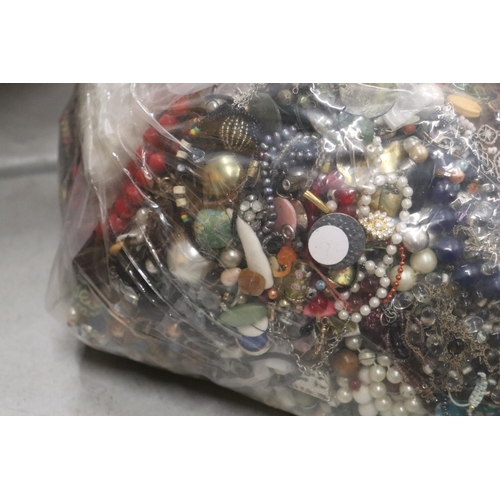 988 - A LARGE QUANTITY OF VINTAGE COSTUME JEWELLERY AND BEADS - 12 KG IN TOTAL