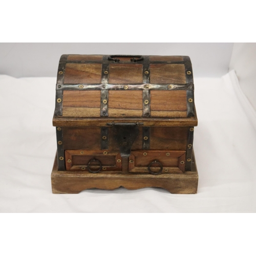 990 - A VINTAGE SMALL DOMED WOODEN CHEST WITH METAL BANDING AND TWO DRAWERS, HEIGHT 21CM, LENGTH 26CM, DEP... 