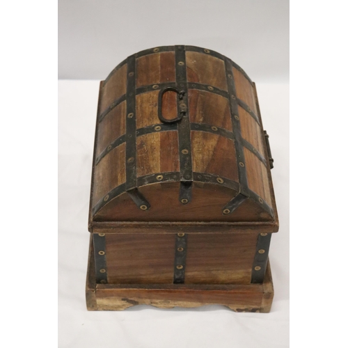 990 - A VINTAGE SMALL DOMED WOODEN CHEST WITH METAL BANDING AND TWO DRAWERS, HEIGHT 21CM, LENGTH 26CM, DEP... 