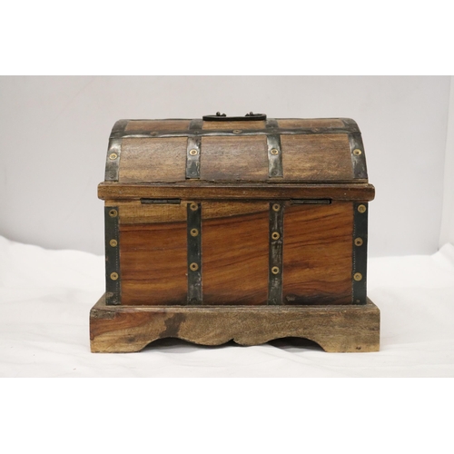 990 - A VINTAGE SMALL DOMED WOODEN CHEST WITH METAL BANDING AND TWO DRAWERS, HEIGHT 21CM, LENGTH 26CM, DEP... 