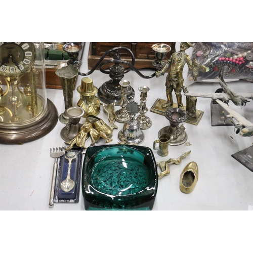 991 - A QUANTITY OF BRASS AND SILVER PLATE TO INCLUDE A HEAVY POACHER FIGURE, CANDLESTICKS, ANIMAL FIGURES... 