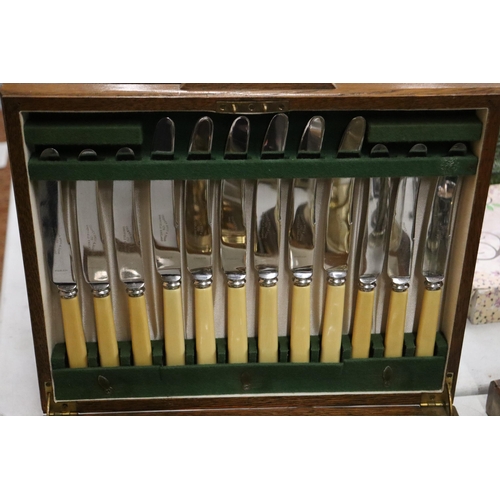 992 - A VINTAGE CANTEEN OF CUTLERY IN AN OAK CASE