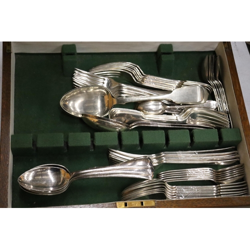 992 - A VINTAGE CANTEEN OF CUTLERY IN AN OAK CASE