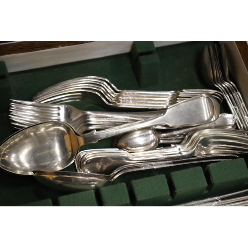 992 - A VINTAGE CANTEEN OF CUTLERY IN AN OAK CASE