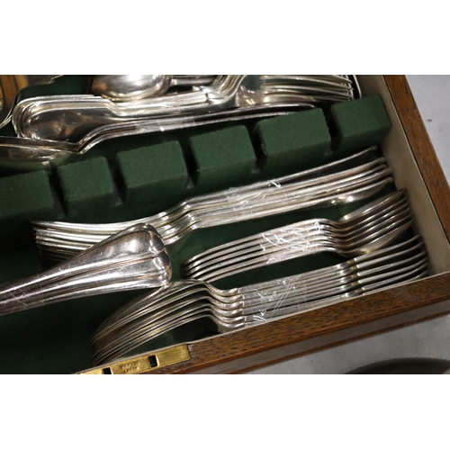 992 - A VINTAGE CANTEEN OF CUTLERY IN AN OAK CASE