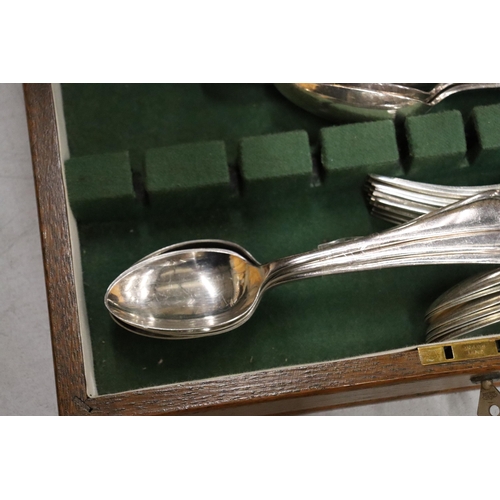 992 - A VINTAGE CANTEEN OF CUTLERY IN AN OAK CASE