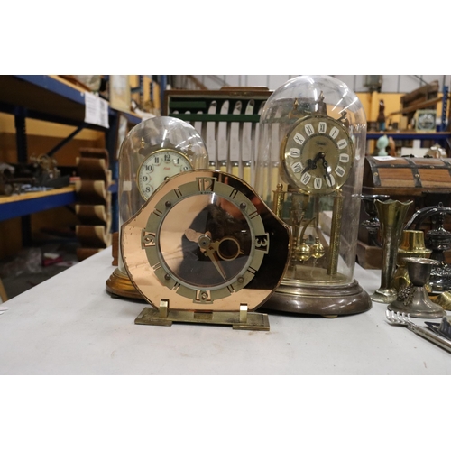 993 - TWO VINTAGE ANNIVERSARY CLOCKS IN DOMES PLUS A MANTLE CLOCK