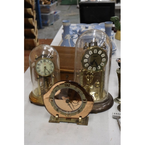 993 - TWO VINTAGE ANNIVERSARY CLOCKS IN DOMES PLUS A MANTLE CLOCK