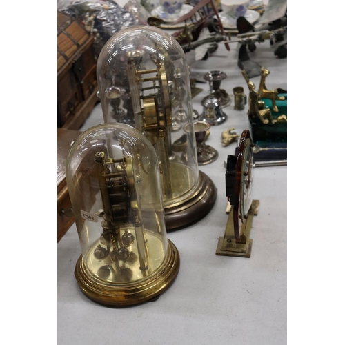 993 - TWO VINTAGE ANNIVERSARY CLOCKS IN DOMES PLUS A MANTLE CLOCK