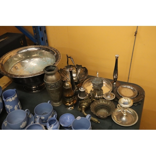 997 - A QUANTITY OF SILVER PLATED ITEMS TO INCLUDE A LARGE  BOWL, CANDLESTICK, TRAY, PLATES, SUGAR SIFTER,... 