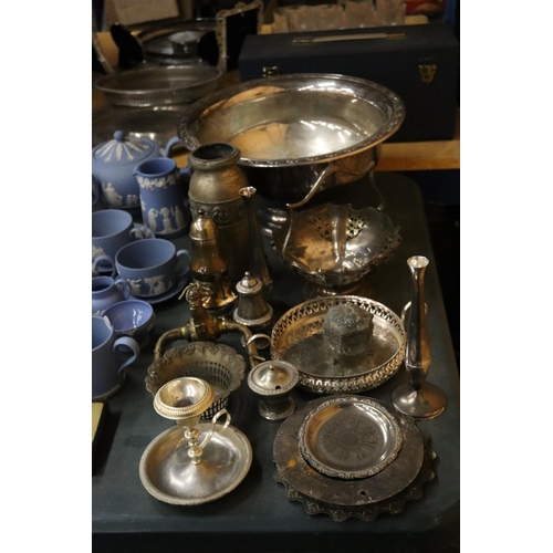 997 - A QUANTITY OF SILVER PLATED ITEMS TO INCLUDE A LARGE  BOWL, CANDLESTICK, TRAY, PLATES, SUGAR SIFTER,... 