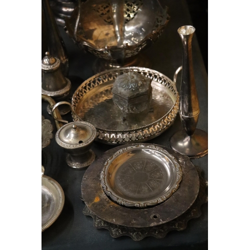 997 - A QUANTITY OF SILVER PLATED ITEMS TO INCLUDE A LARGE  BOWL, CANDLESTICK, TRAY, PLATES, SUGAR SIFTER,... 