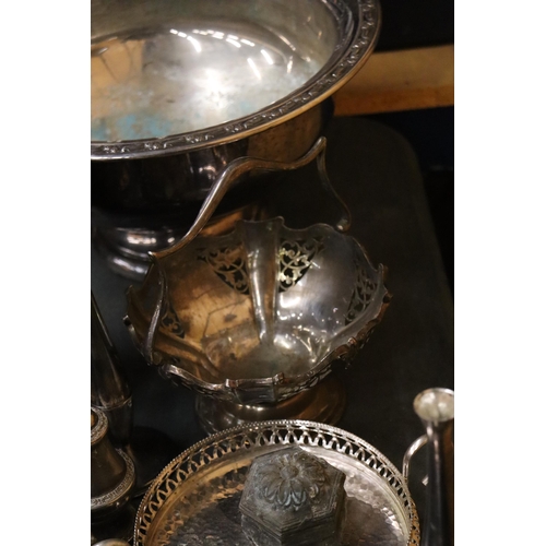 997 - A QUANTITY OF SILVER PLATED ITEMS TO INCLUDE A LARGE  BOWL, CANDLESTICK, TRAY, PLATES, SUGAR SIFTER,... 