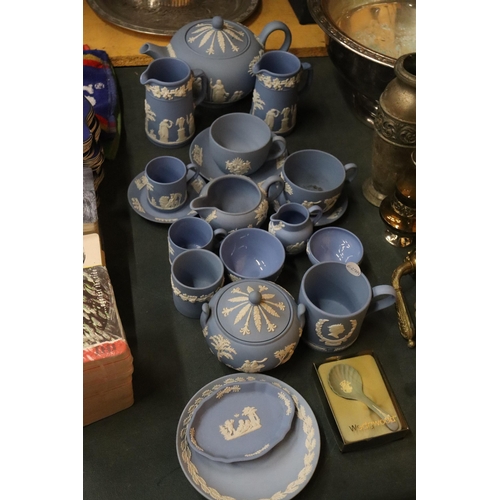 998 - A COLLECTION OF POWDER BLUE WEDGWOOD JASPERWARE TO INCLUDE A TEAPOT, CUPS, SAUCERS, JUGS, BOWLS, ETC