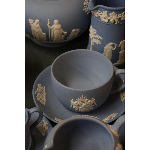 998 - A COLLECTION OF POWDER BLUE WEDGWOOD JASPERWARE TO INCLUDE A TEAPOT, CUPS, SAUCERS, JUGS, BOWLS, ETC